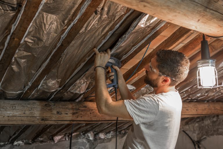 man maakt zijn woning duurzaam door te isoleren 